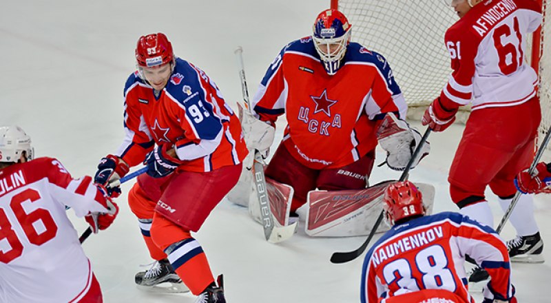 Обладатели Кубка континентов-2020 хоккеисты московского ЦCКА атакуют ворота нижегородского «Торпедо».