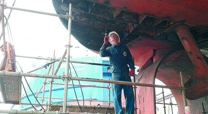 Андрей Клименко, инженер-инспектор корпусной специальности, проводит осмотр конструкций судна. 