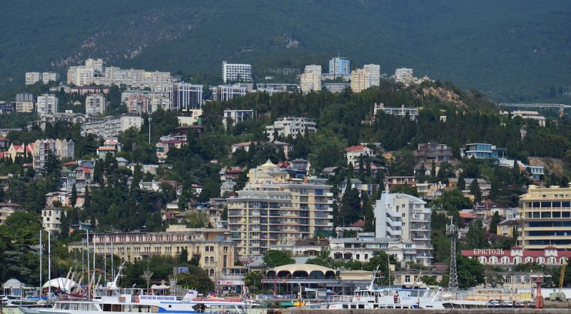 Такой видовой холм, очевидно, манит застройщиков. 