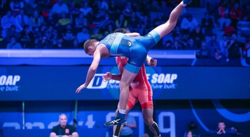 Кандидат в олимпийскую сборную России симферополец Эмин Сефершаев проводит свою знаменитую «вертушку», и его соперник взлетает над ковром.