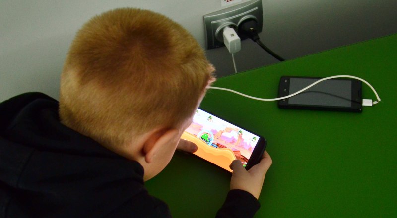 Многие мошенники паразитируют на любви детей к компьютерным онлайн-играм.