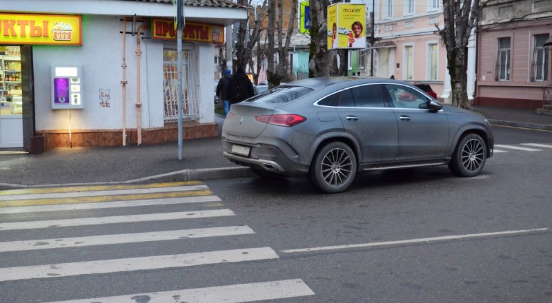 Получить скидку за «кривую» парковку не удастся. Машины нужно ставить по закону.