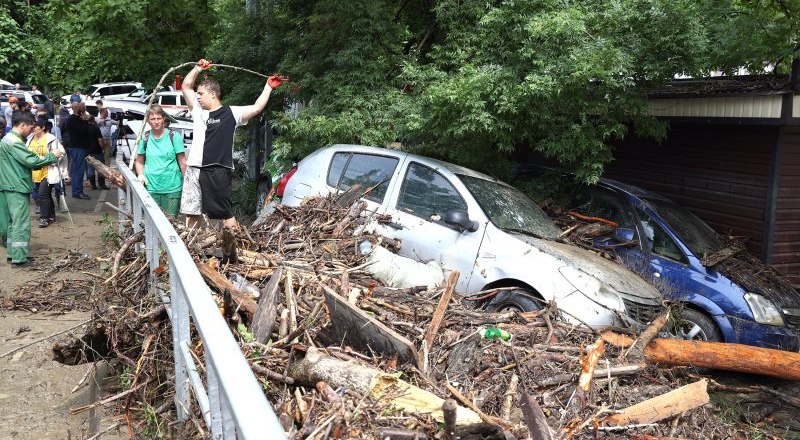 14 июня 2023 года. Автомобили, повреждённые из-за сильных ливней в микрорайоне Мацеста, в Сочи. Фото Дмитрия ФЕОКТИСТОВА / ТАСС.