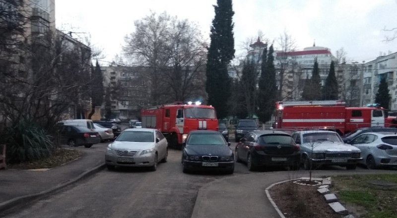 Фото сделано в Севастополе, машины МЧС не могут проехать к горящему электрощиту.