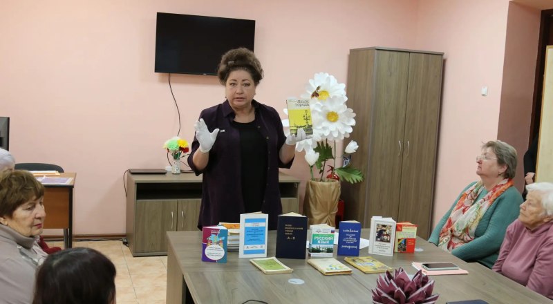 О книгах рассказывает Татьяна Конова. Фото Галины Бородиной.