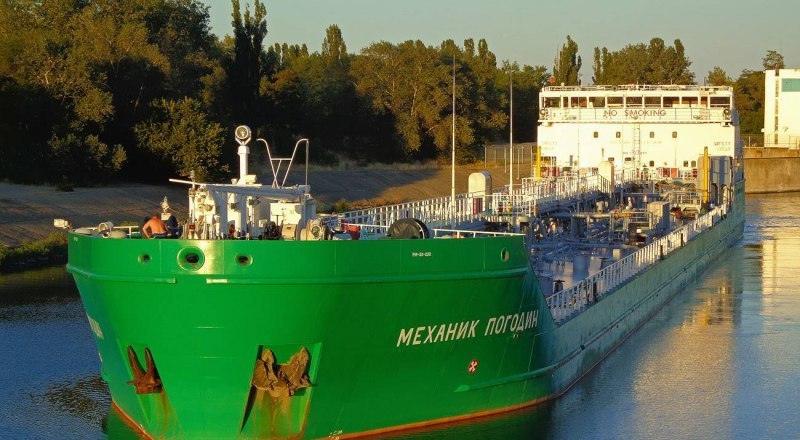 Экипаж судна отбил уже три украинские попытки незаконного проникновения на борт.