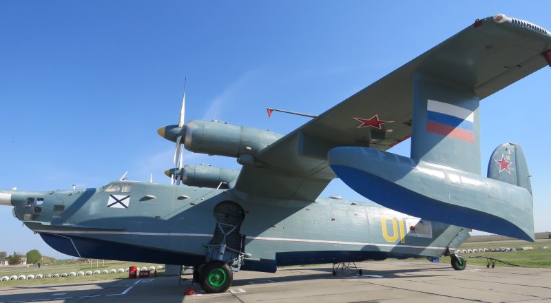Самолёт-амфибия Бе-12 во время празднования 100-летия Качинского авиаполка. Он может садиться на воду и взлетать с водной акватории.