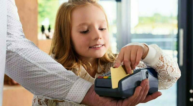 Детям удобно пользоваться банковской картой. 