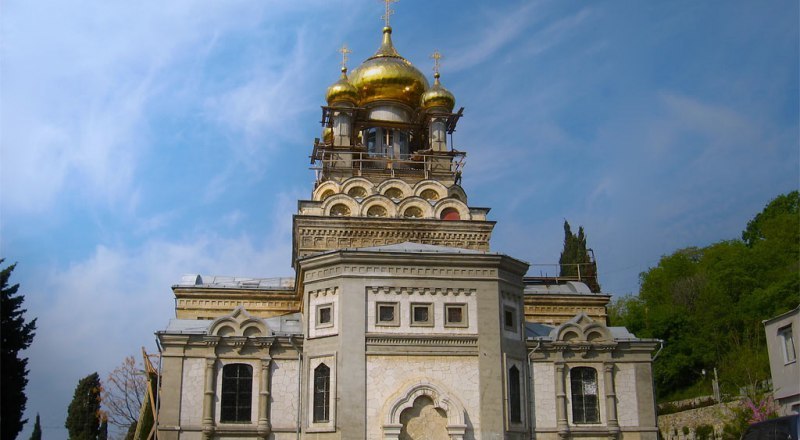 Храм святого Архистратига Михаила в Алупке.