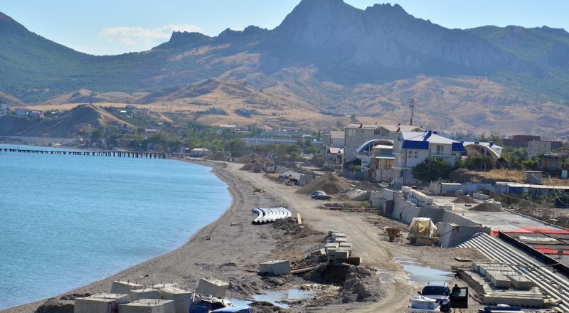 Набережная должна стать лучше. По крайней мере, на это рассчитывают жители Коктебеля. Фото Александра Кадникова.