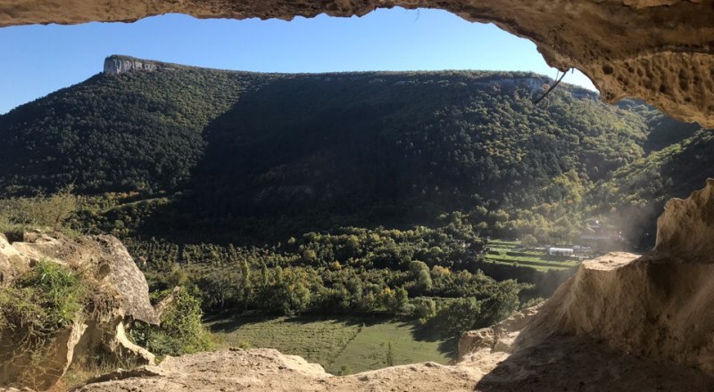 Вид из «окон» пещер завораживает.