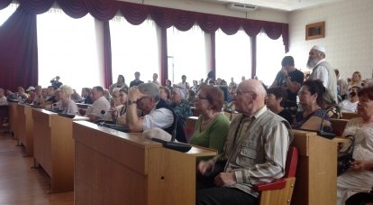 На слушания собралось несколько сотен жителей крымской столицы.