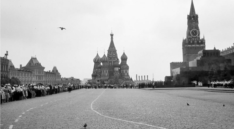 Москва, 1961 год. Очередь в мавзолей Владимира Ленина и Иосифа Сталина.