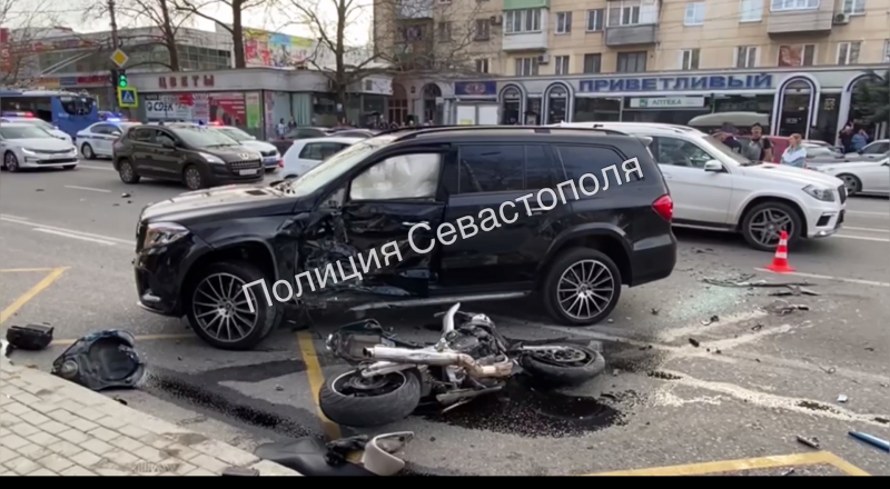 Мотоциклист мог врезаться и в людей, стоявших на остановке. Тогда жертв было бы значительно больше. Фото МВД по Севастополю.
