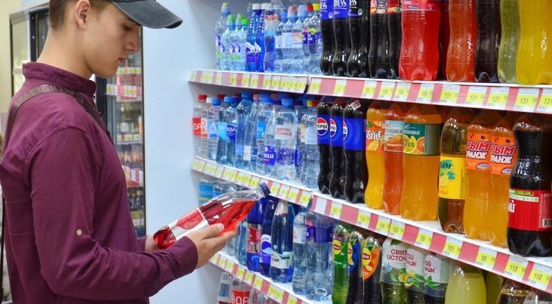 Если любите газировку, лучше отдавайте предпочтение напиткам без сахара.