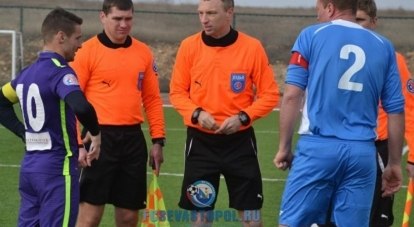 Отлично проводит матчи первенства КФС арбитр ФИФА симферополец Анатолий Жабченко (в центре снимка).