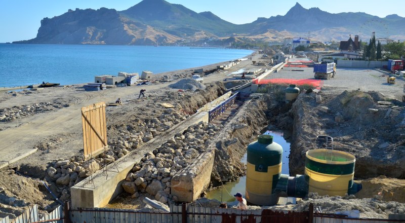 Реконструкция набережной в Коктебеле должна быть закончена в следующем году, к началу туристического сезона.