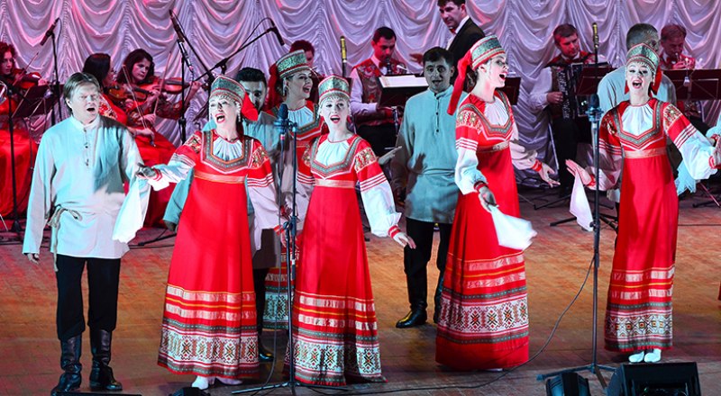  Выступает вокально-хореографический ансамбль «Таврия» имени Л. Д. Чернышовой.