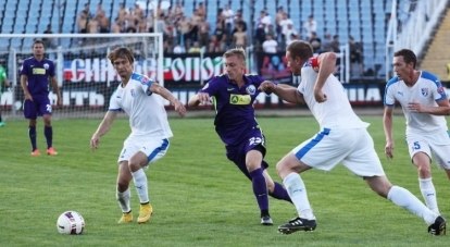 Вот так остро проходит борьба за мяч в матче «ТСК-Таврия» (в белой форме) и ФК «Севастополь».