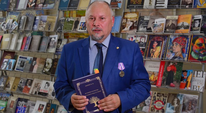 Юрий Диденко представляет свою книгу на «КрымБукФес­те».