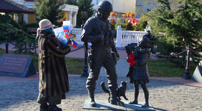 Памятник «Вежливым людям» в центре Симферополя.