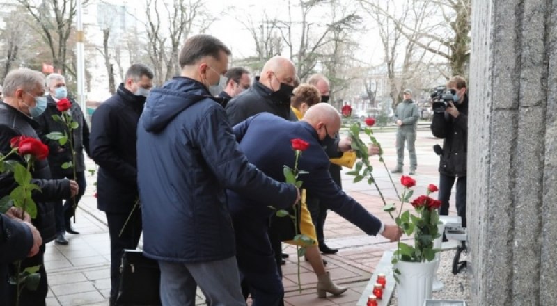 Крымские парламентарии почтили память Игоря Постного и Валентины Корневой, погибших 26 февраля 2014 года в столкновениях с украинскими и крыскотатарскими радикалами.