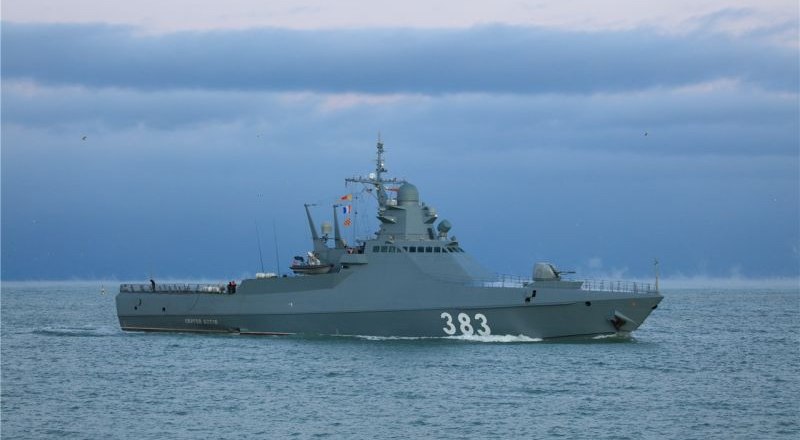 Построенный на заводе «Залив» патрульный корабль «Сергей Котов» ночью 25 июля уничтожил два безэкипажных катера противника.
