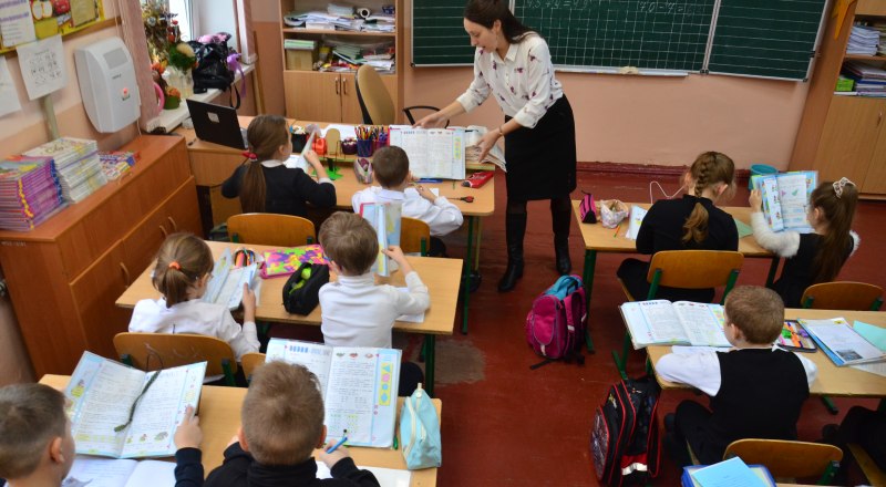 Давно пора изменить подход к оплате труда педагогов.