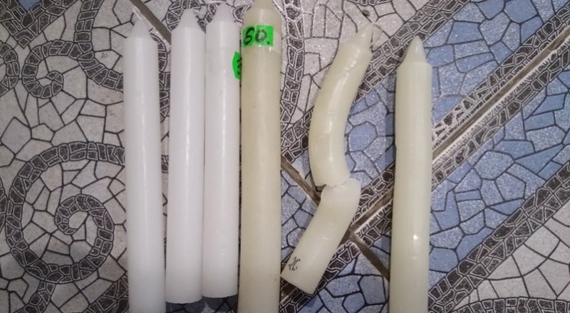 Это все свечи, которые нашёл один из жителей пгт Черноморского в магазинах. Света у него нет уже несколько дней.