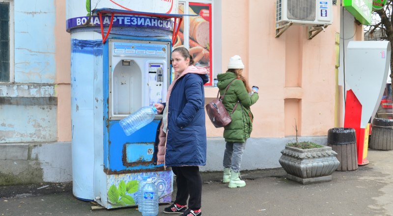 Некоторые крымчане до сих пор вынуждены покупать воду, так как качество воды в кране их не устраивает.