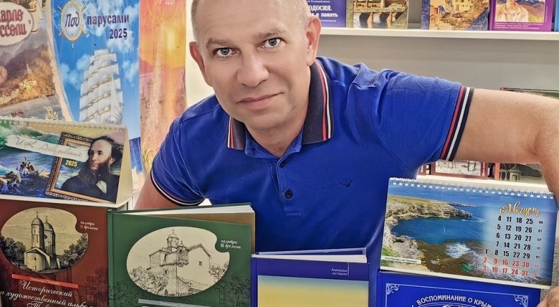 Дмитрий Лосев с книгами издательского дома «Коктебель». Фото из личного архива Д. Лосева.