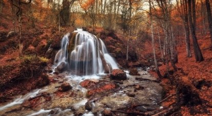 Водопад Серебряные струи был по-своему красив в любое время года.