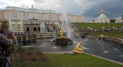 Центральный фонтан дворцово-паркового ансамбля «Петергоф». Струя бьёт вверх на 21 метр.
