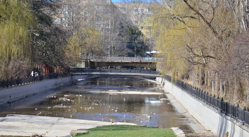 Пересыхание рек - это один из потенциальных рисков в жару. 