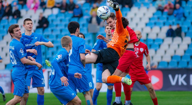 Есть вторая! «Кызылташ» вновь одержал победу - в домашнем матче ЛЕОН-второй лиги Б России по футболу. Фото ФК «Кызылташ».