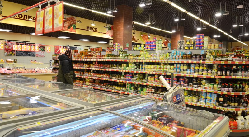 Крымчане не поддались панике и не сметают с магазинных полок консервы и макароны. Фото Анны кадниковой.
