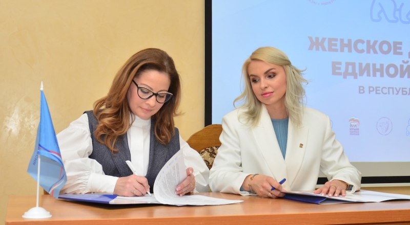 Нона Бахарева и Анастасия Гридчина на подписании соглашения.