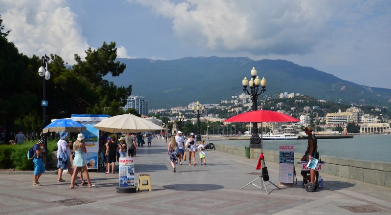 Отдых в Ялте всегда был дорогим. Жить у моря затратно.