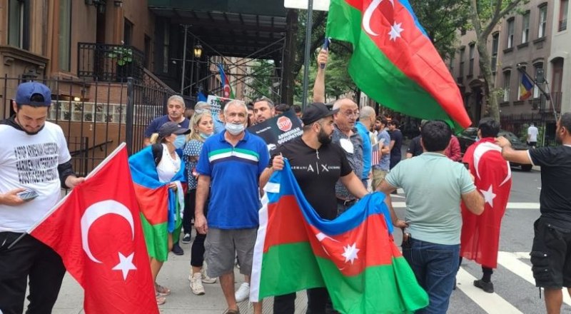 Азербайджанские протестующие перед консульством Армении в Нью-Йорке.