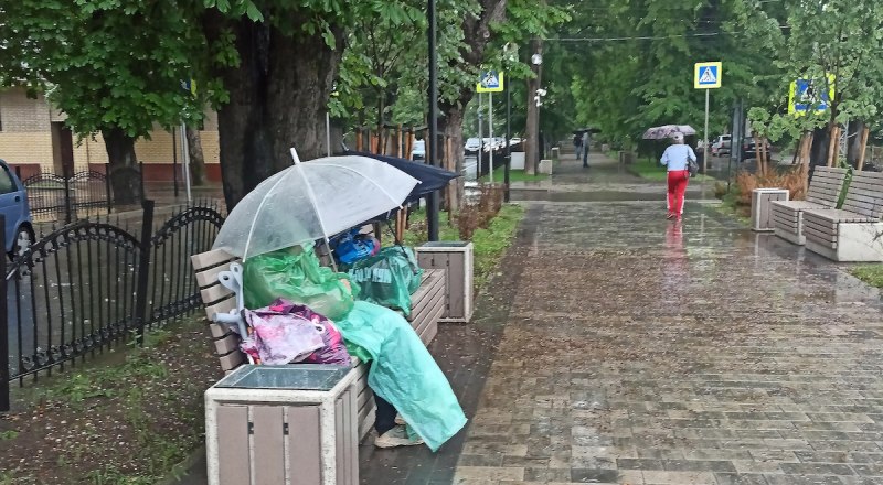 Многие крымчане уже привыкают к капризам погоды. Фото Александра КАДНИКОВА.