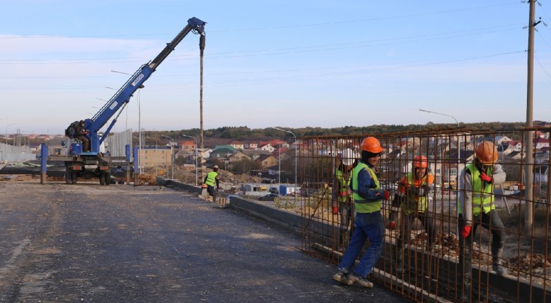 Работы на мосту, который строят на Николаевской трассе, в разгаре - его планируют закончить до Нового года.