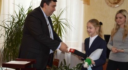 Сергей Компанейцев вручает награду за самую креативную ёлку.