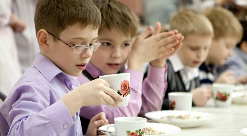Чем на самом деле кормят детей в школьных столовых?