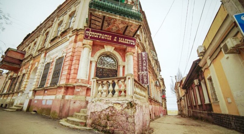 Отсюда начинается переулок имени Ю. Волкова.