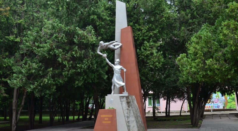 Памятник комсомольцам всех поколений в Симферополе.
