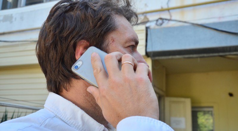 Если вам кажется, что знакомого взломали, позвоните или напишите ему через другой канал связи. Фото Александра КАДНИКОВА.