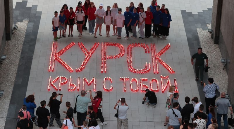 Общественно-патриотическая акция «Курск, Крым с тобой!» у стен крымского парламента.