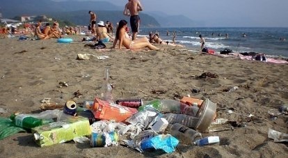 В этом году власти Крыма намерены системно подойти к вопросу очистки пляжей от мусора./Фото с сайта newizv.ru