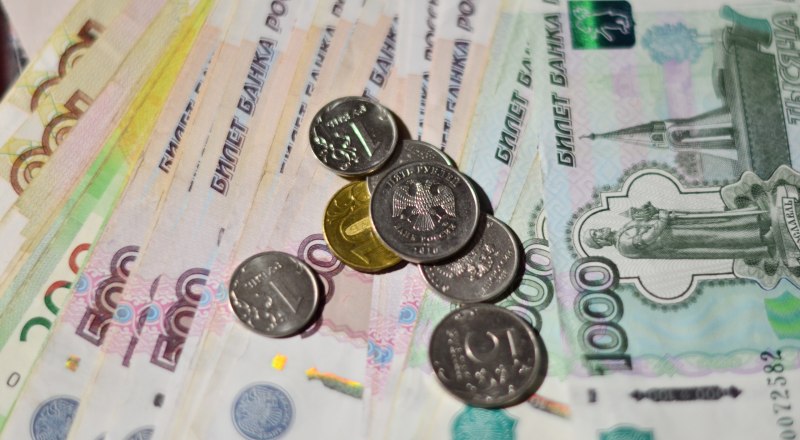 Наличные деньги продолжают быть оптимальным вариантом хранения средств для россиян. 