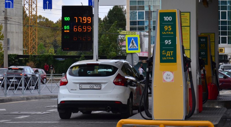 Цены на топливо опускаются вниз, но медленно.